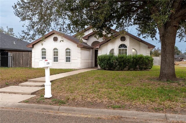 view of front of home featuring a front lawn