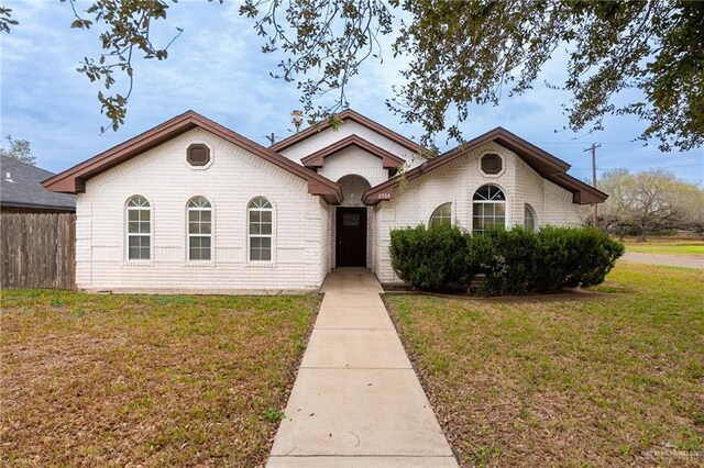 view of front facade featuring a front yard