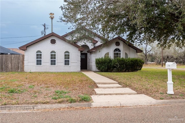 view of front of property featuring a front lawn