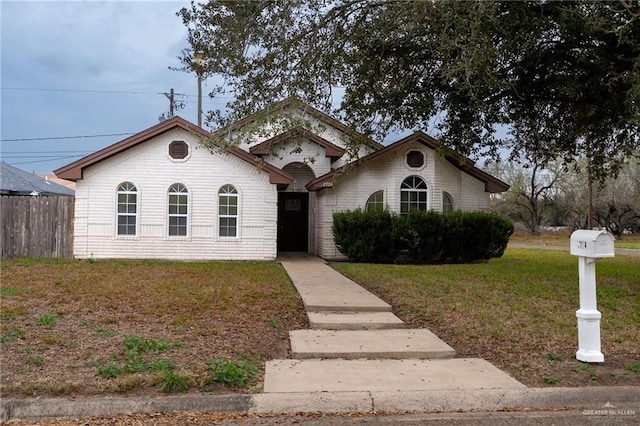 view of front facade with a front yard