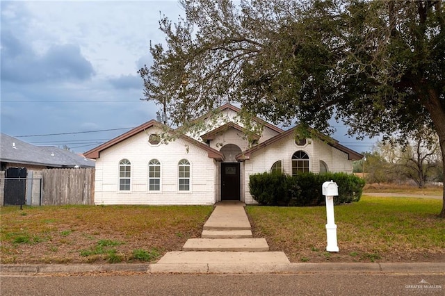 view of front of home featuring a front lawn