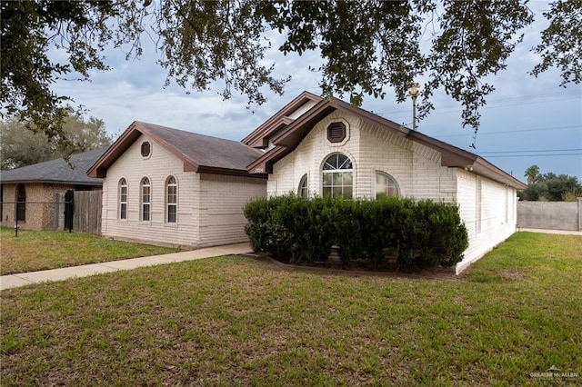 view of front of property with a front yard