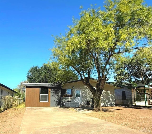 704 N Padre Ave, Weslaco, TX 78596 - photo 1