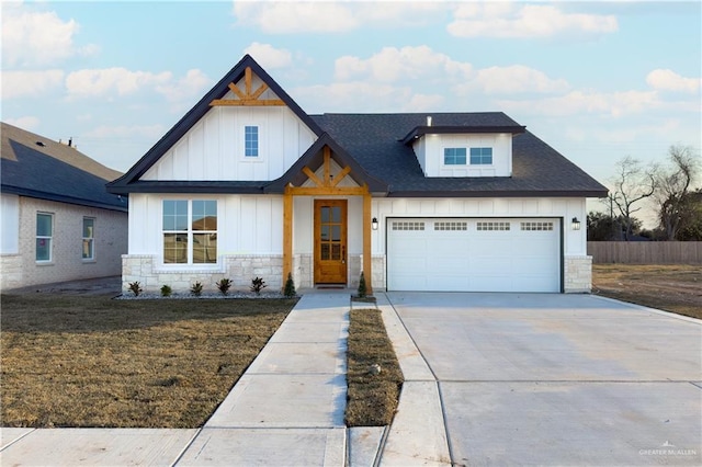 view of front of home featuring a front yard