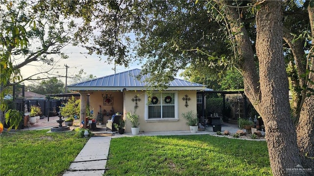 view of front of house featuring a patio area and a front lawn