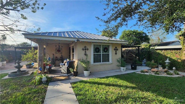 bungalow featuring a front yard