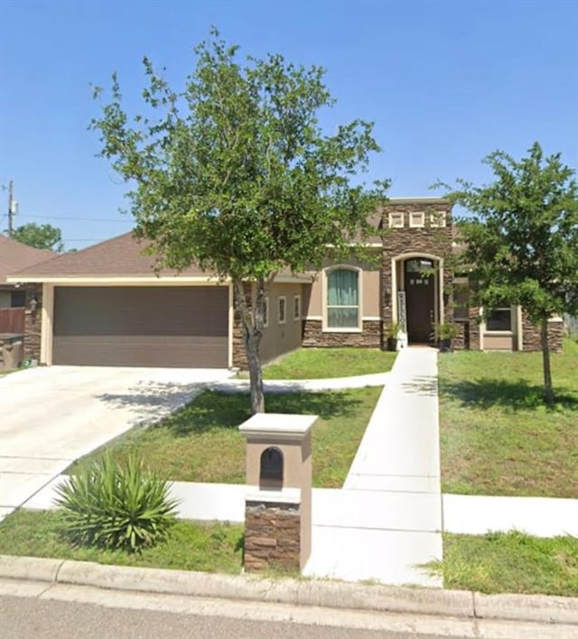 view of front facade featuring a front yard and a garage