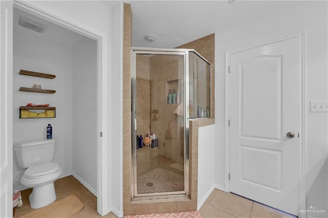 full bath featuring visible vents, toilet, a shower stall, tile patterned flooring, and baseboards