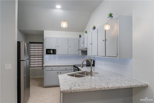 kitchen featuring sink, hanging light fixtures, stainless steel appliances, kitchen peninsula, and vaulted ceiling