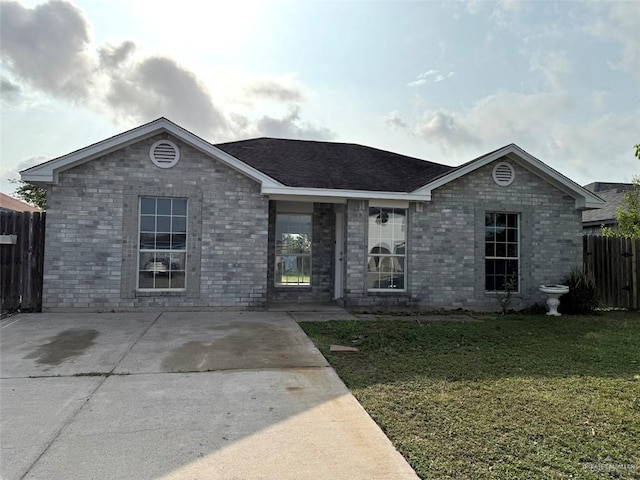view of front of home featuring a front lawn and fence