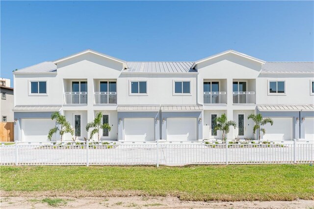 view of front facade featuring a garage and a front yard