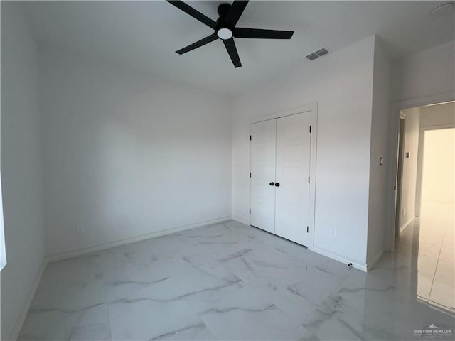 unfurnished bedroom with ceiling fan and a closet