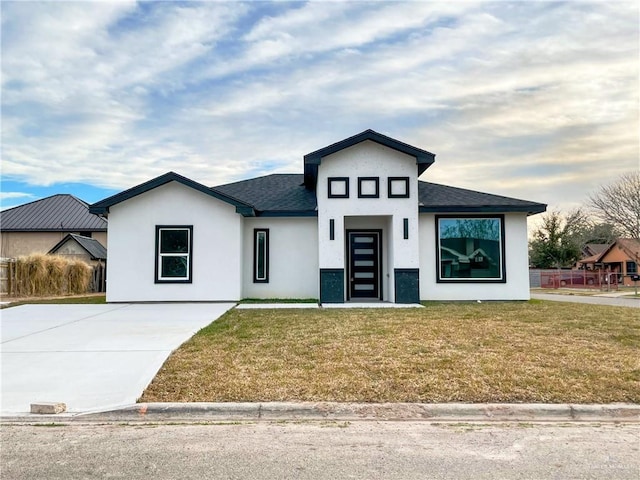 view of front of property featuring a front lawn