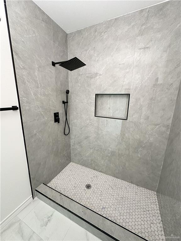 bathroom featuring tiled shower