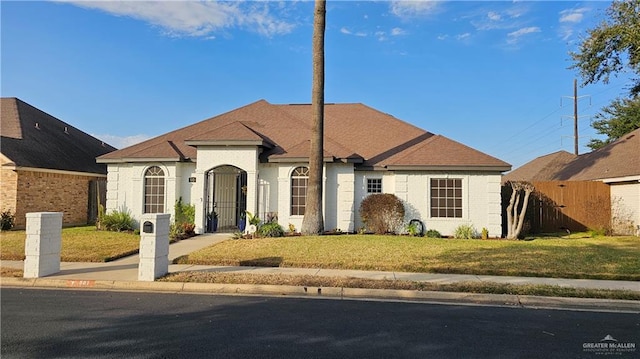 view of front facade featuring a front yard