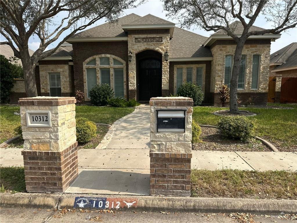 view of front of house featuring a front yard