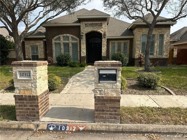 view of front of house featuring a front yard