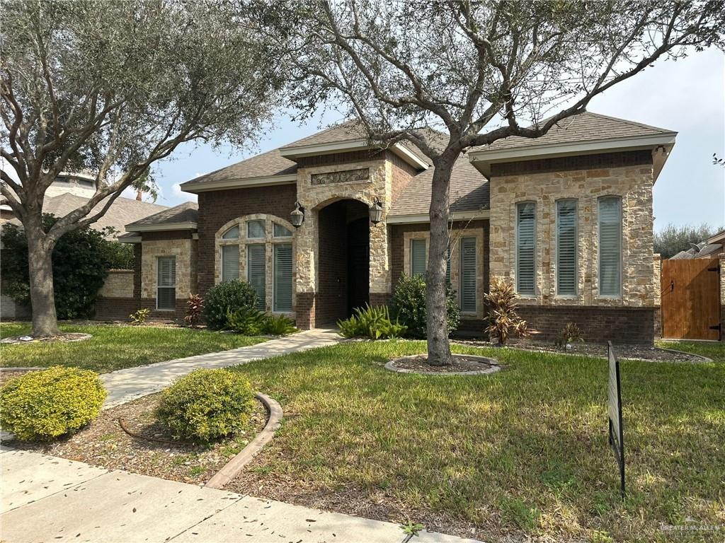 view of front facade with a front lawn