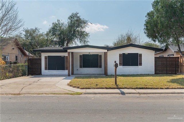 single story home with a front lawn