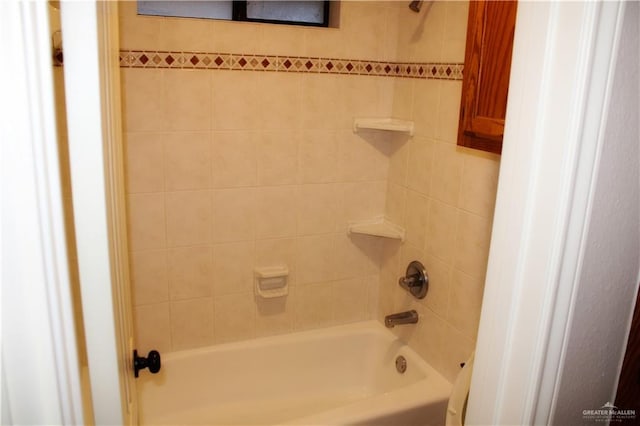 bathroom with tiled shower / bath combo