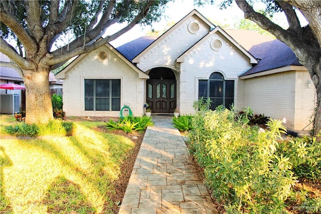 view of front of home featuring a front yard