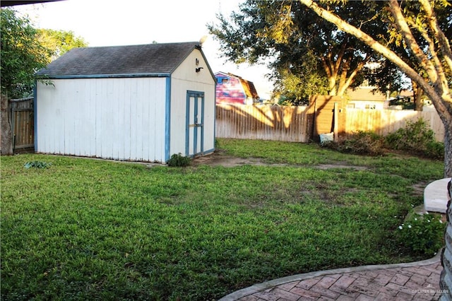 view of yard with a shed