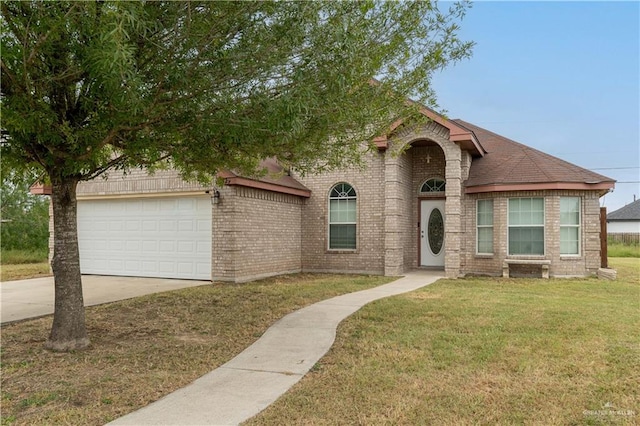 view of front of property featuring a front lawn and a garage