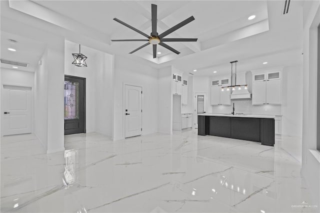 living room with ceiling fan, recessed lighting, visible vents, marble finish floor, and a tray ceiling