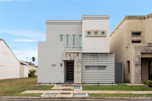 view of front of property featuring a front yard