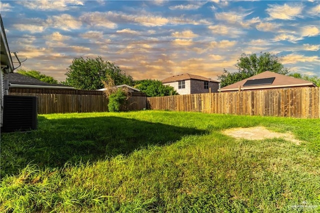 view of yard at dusk