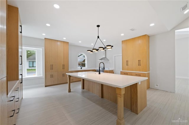 600 Bluebird Ave, Mcallen, TX 78504 - kitchen featuring modern cabinets, plenty of natural light, a kitchen bar, a center island with sink, and recessed lighting