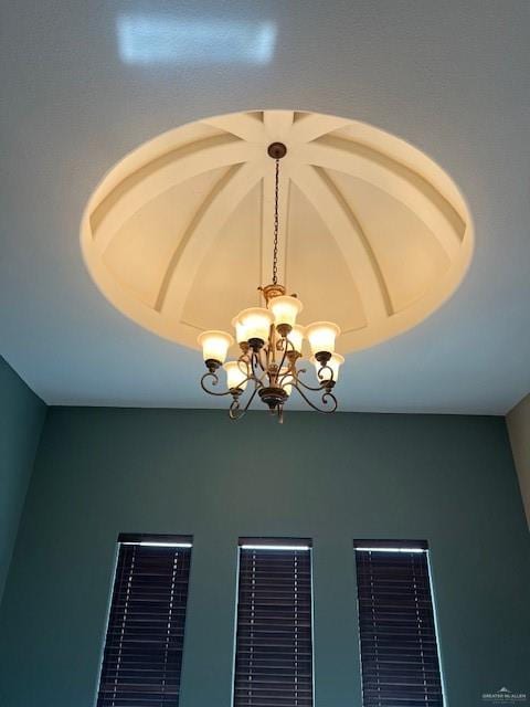 room details featuring a notable chandelier