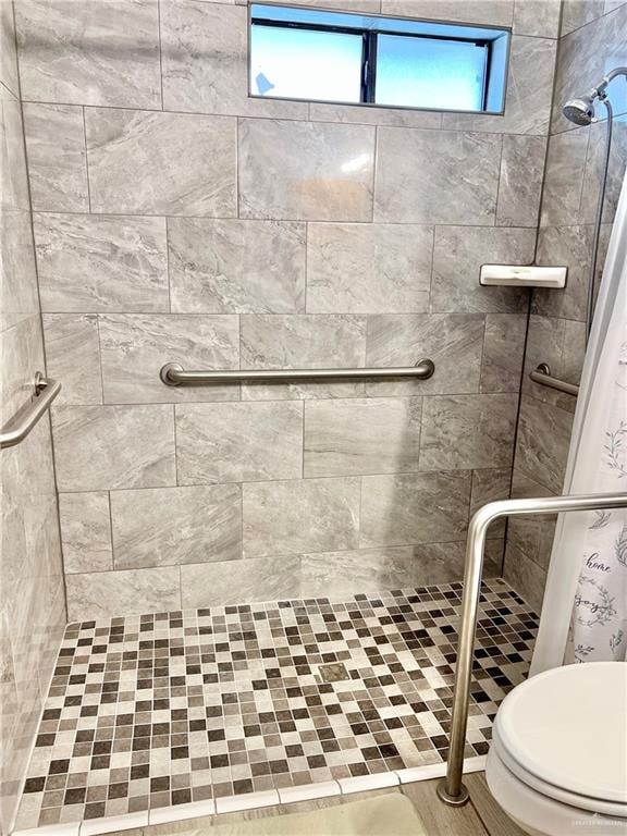 bathroom featuring a shower with curtain and toilet