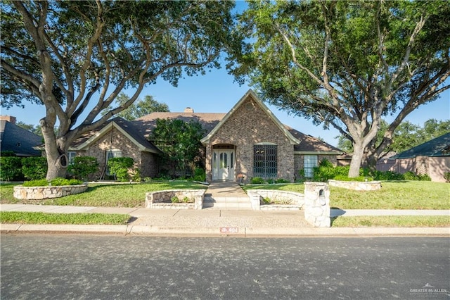 view of front facade with a front lawn