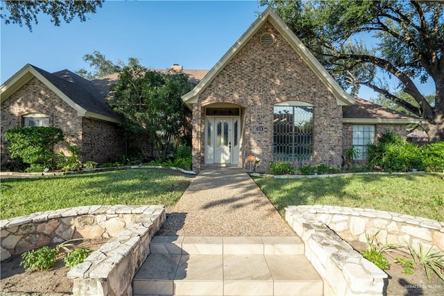 view of front of house featuring a front lawn