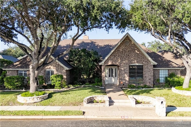 view of front facade with a front lawn