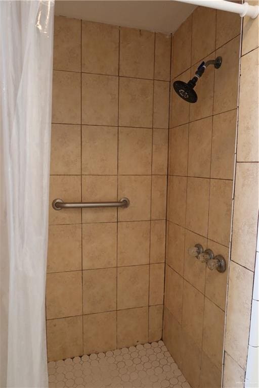 116 N Kansas Ave, Weslaco, TX 78596 - bathroom featuring tiled shower