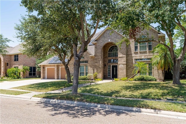 view of front facade featuring a front lawn and solar panels