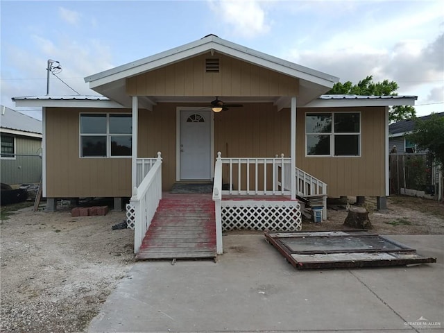 manufactured / mobile home featuring covered porch and ceiling fan