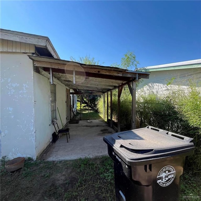 view of yard featuring a carport