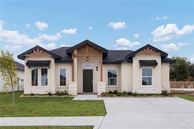 view of front of property featuring a front yard