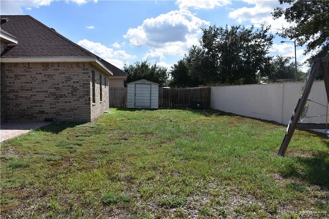 view of yard featuring a storage unit