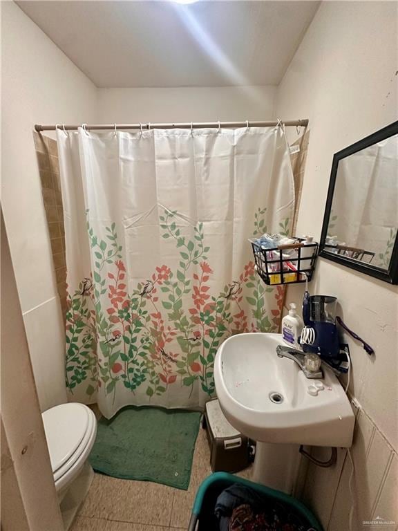 full bathroom with sink, tile patterned flooring, shower / tub combo, and toilet