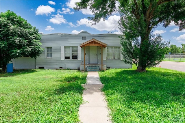 view of front facade featuring a front yard