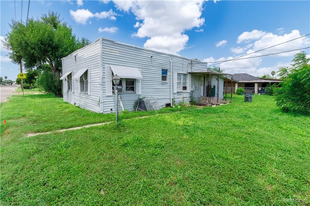 back of house featuring a yard