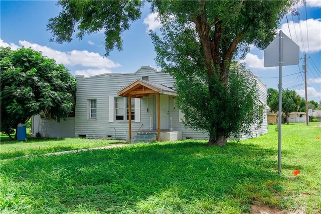 view of front of home with a front lawn