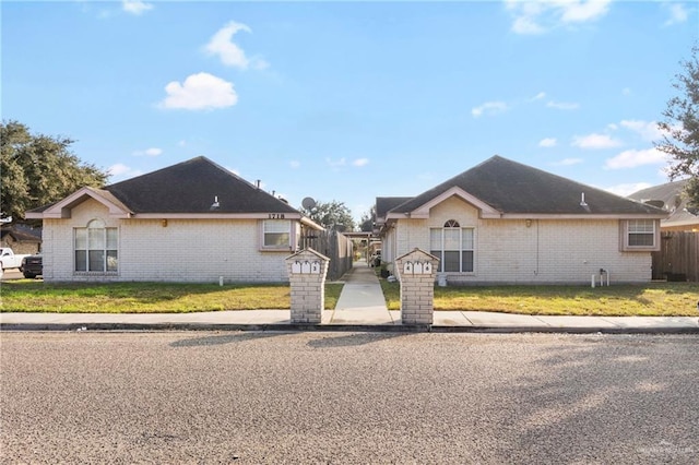 view of front of property featuring a front yard