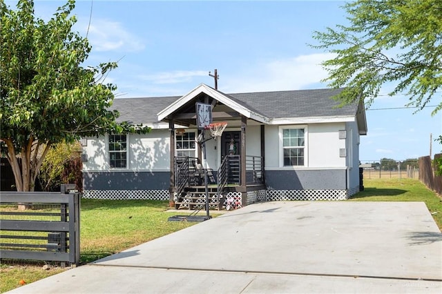 view of front of home featuring a front yard