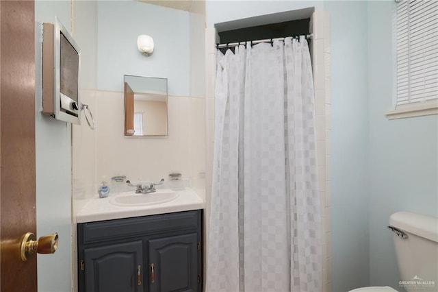 bathroom with vanity, toilet, and a shower with curtain