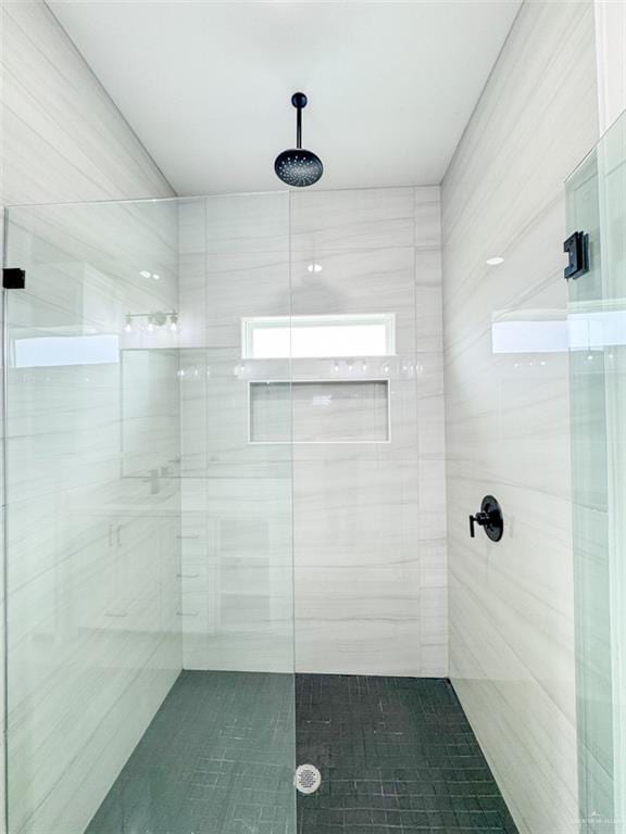 bathroom featuring a tile shower